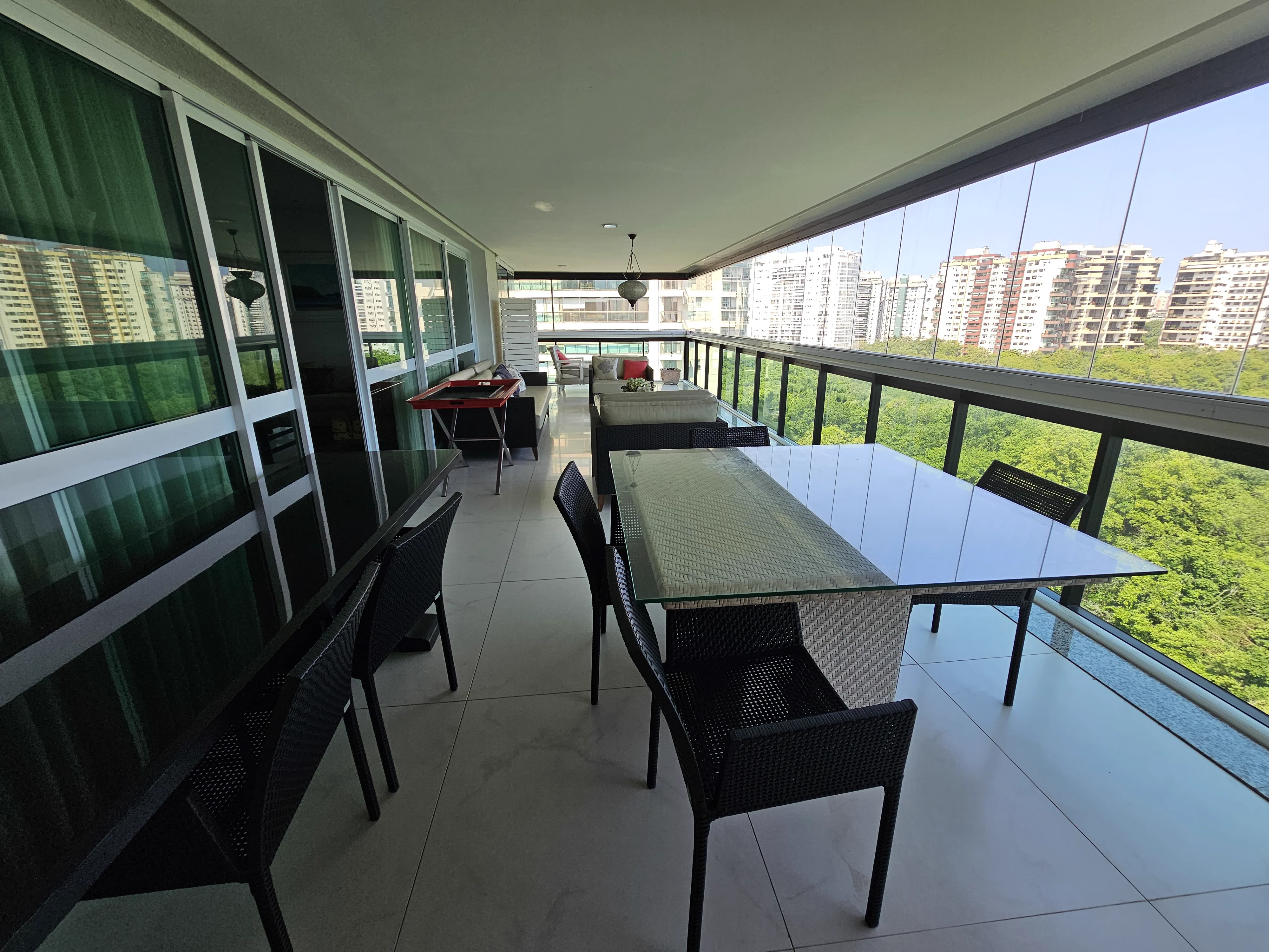Varanda gourmet com mesa de jantar e vista diurna para a Península