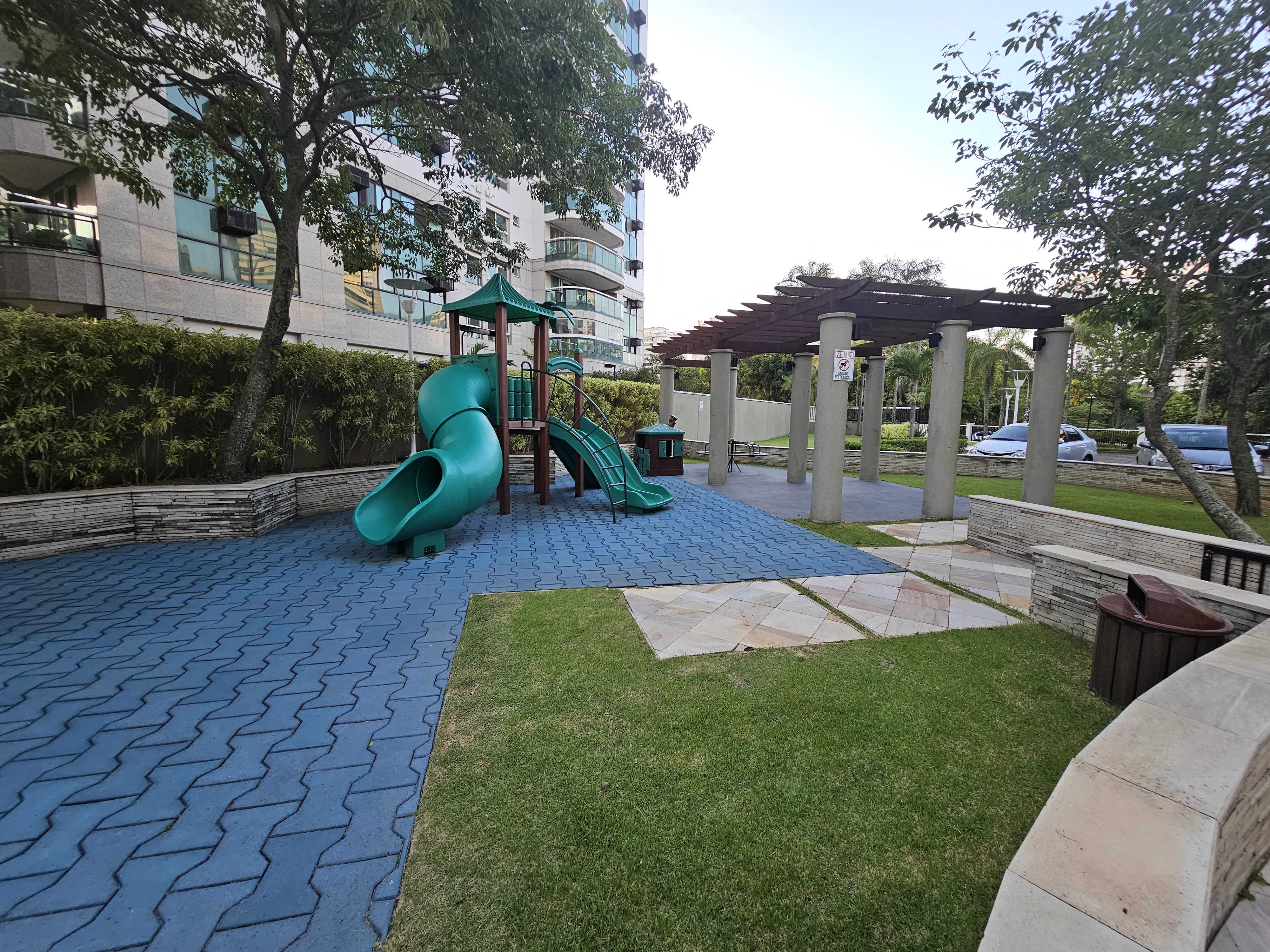 Playground infantil do condomínio com escorregador