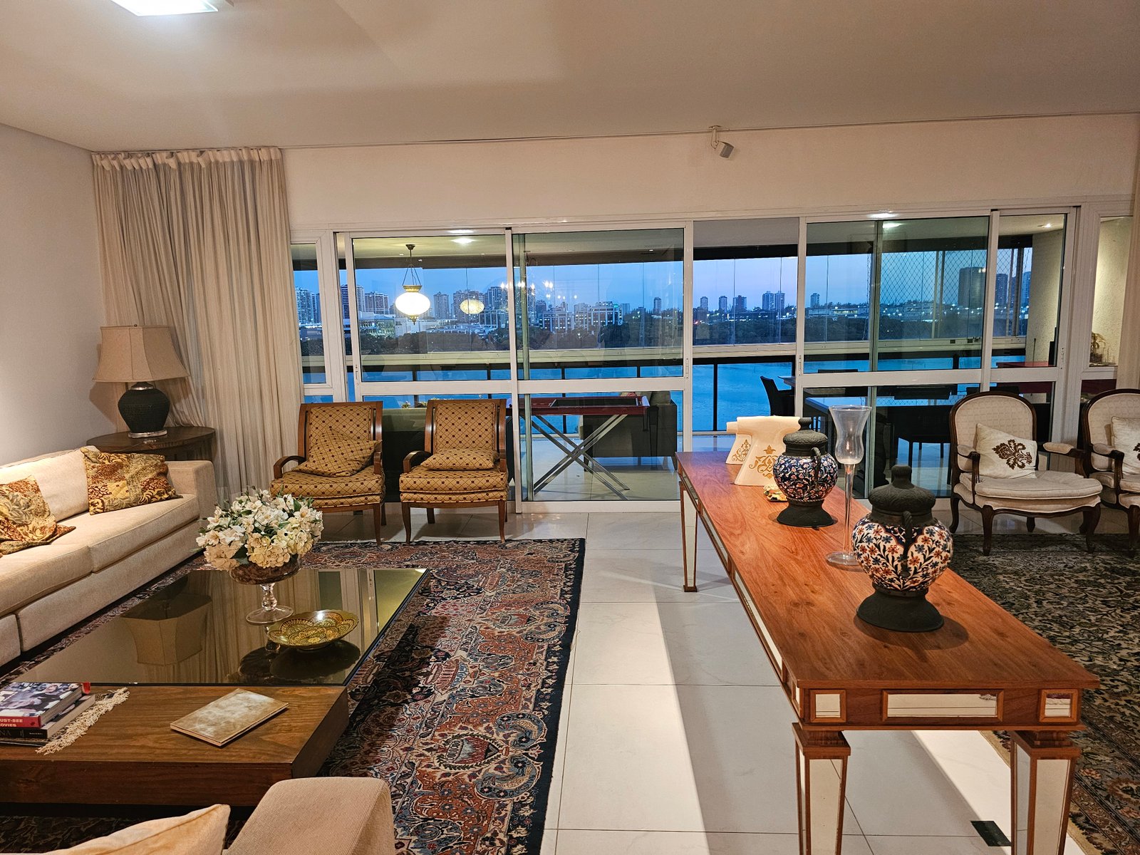 Sala de estar com tapete persa e vista para a Lagoa