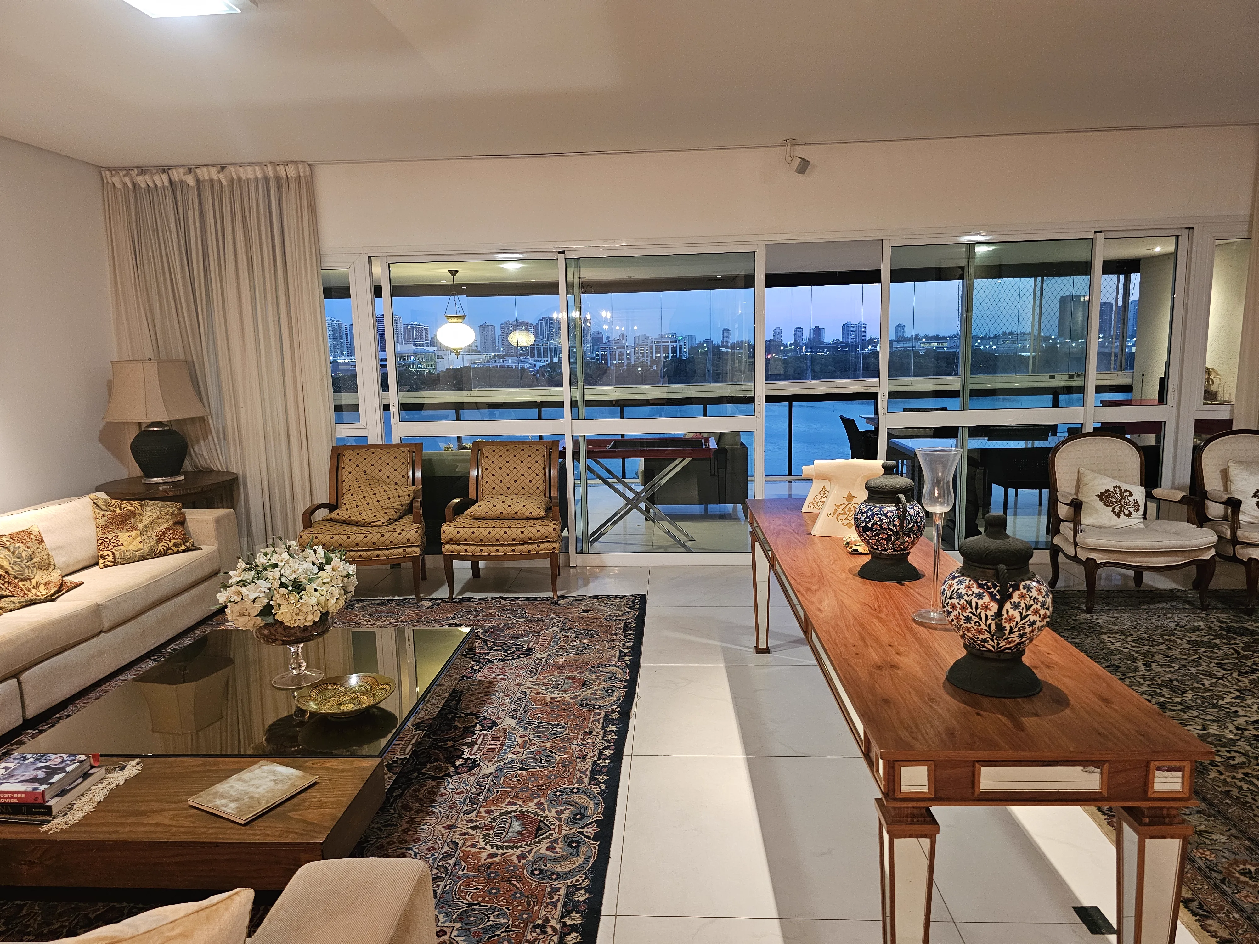 Sala de estar com tapete persa e vista para a Lagoa