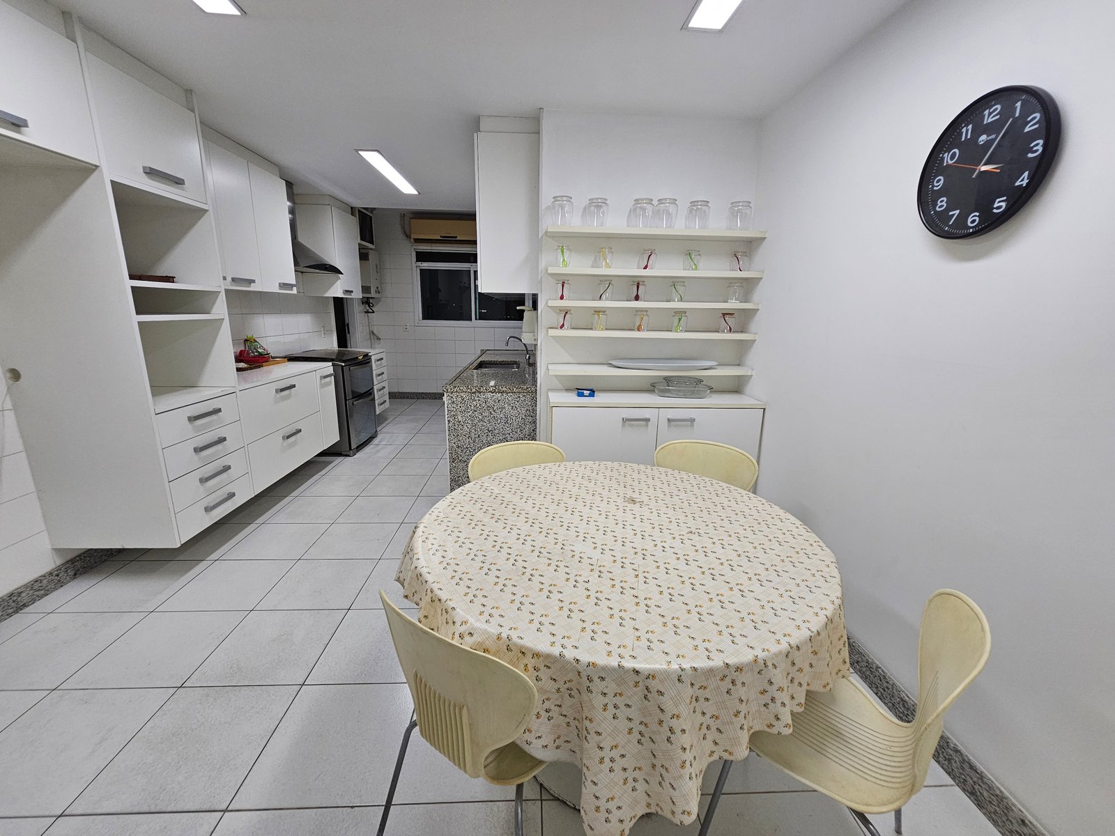 Cozinha com lustre decorativo e armários planejados