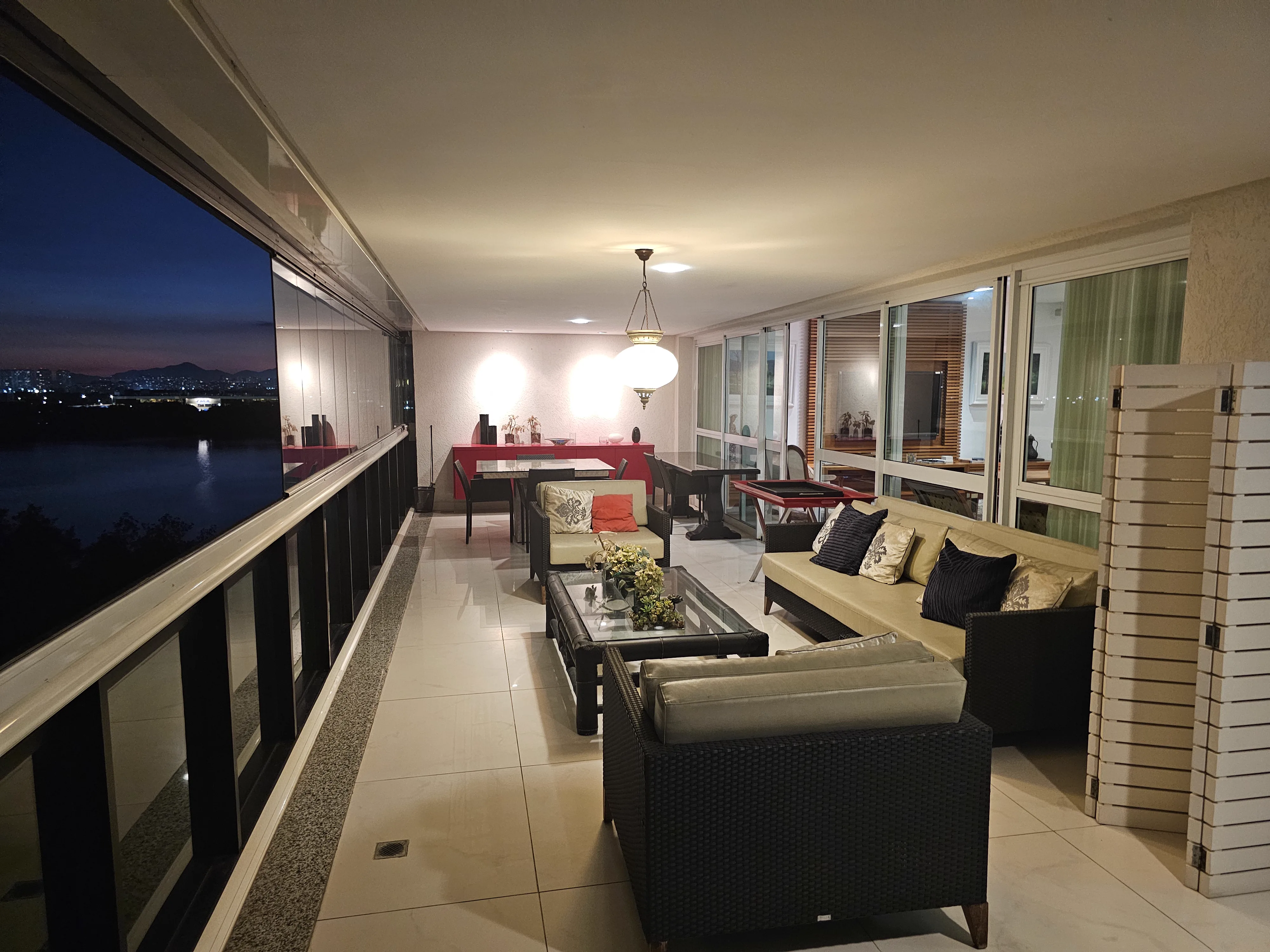 Varandão à noite com vista iluminada para a Lagoa