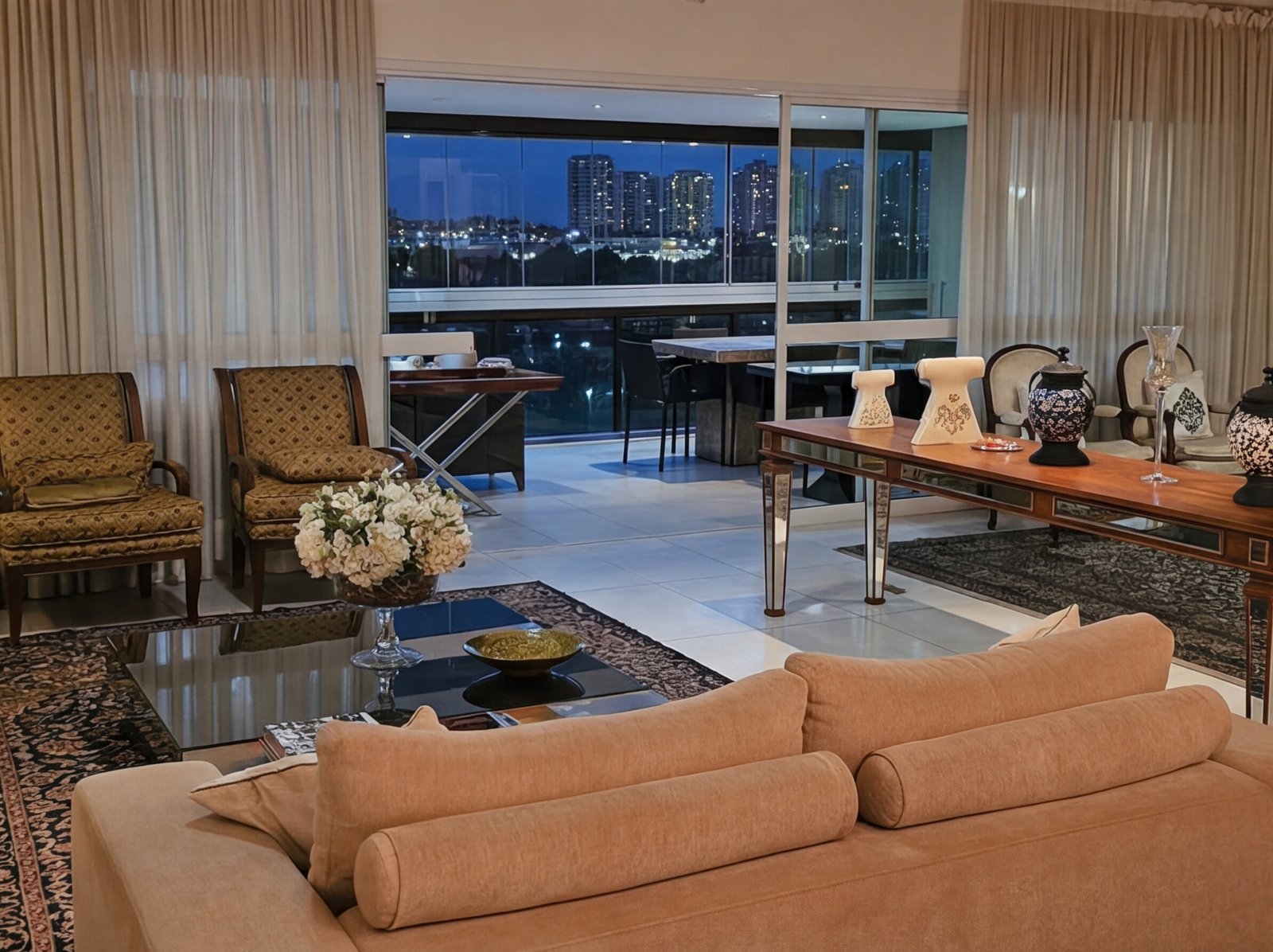 Sala de estar ampla com tapete persa e vista noturna para a Península