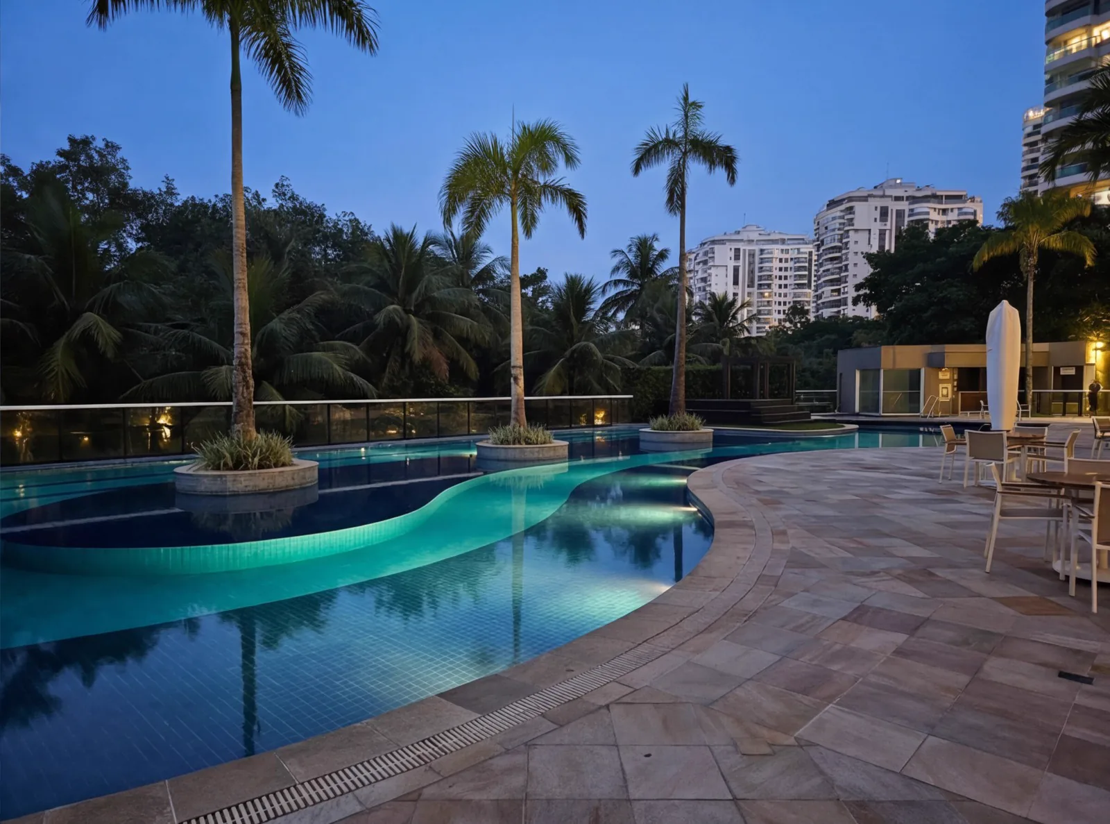Piscina do condomínio iluminada ao anoitecer