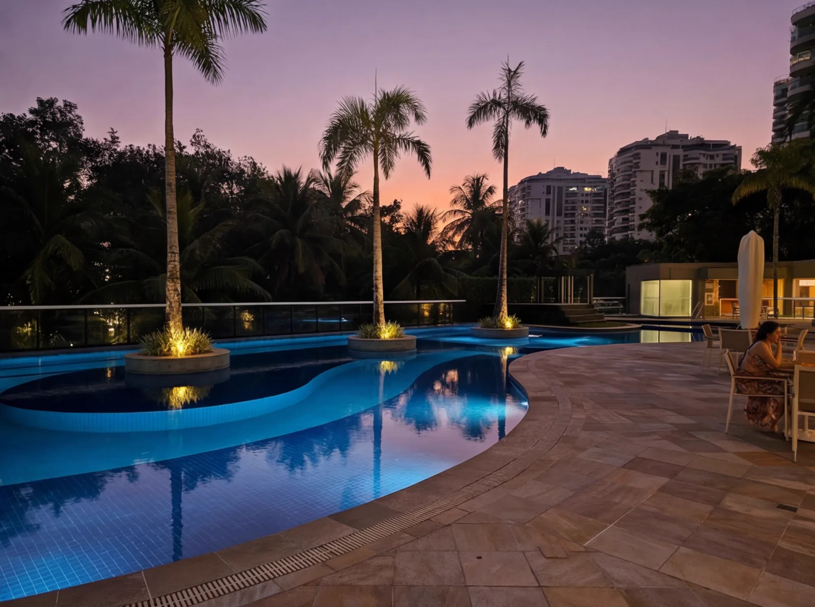 Piscina do condomínio ao pôr do sol
