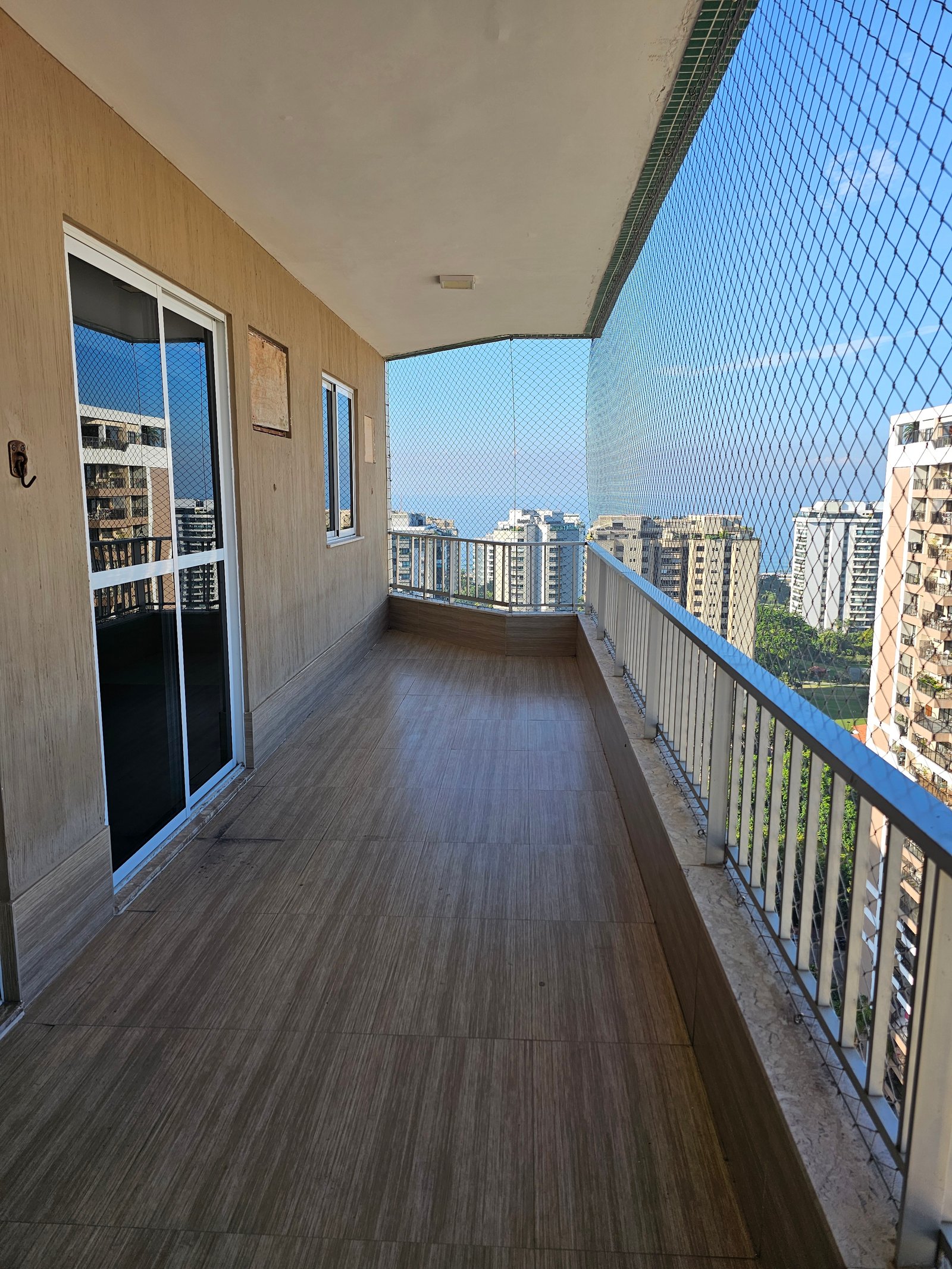 Sala integrada com vista para a Barra da Tijuca