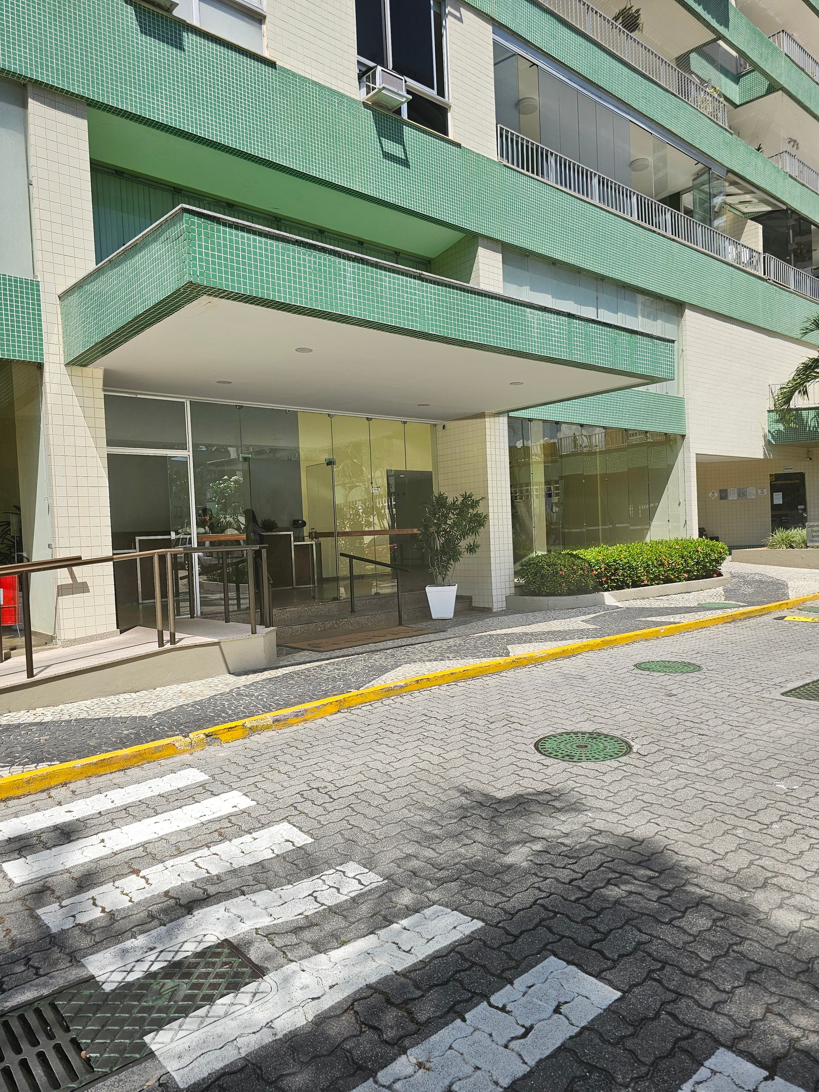 Condomínio com lazer completo — piscina e área verde