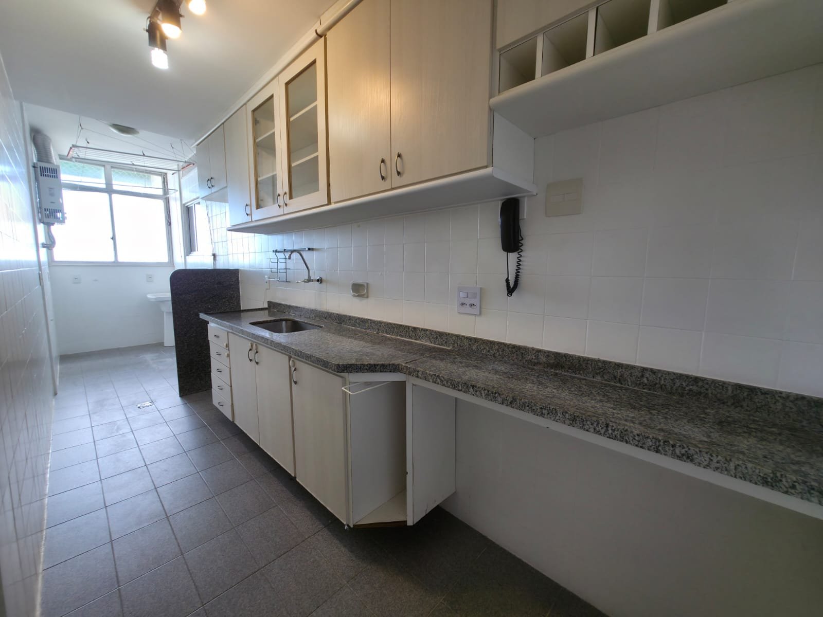 Cozinha ampla com armários e bancada de granito