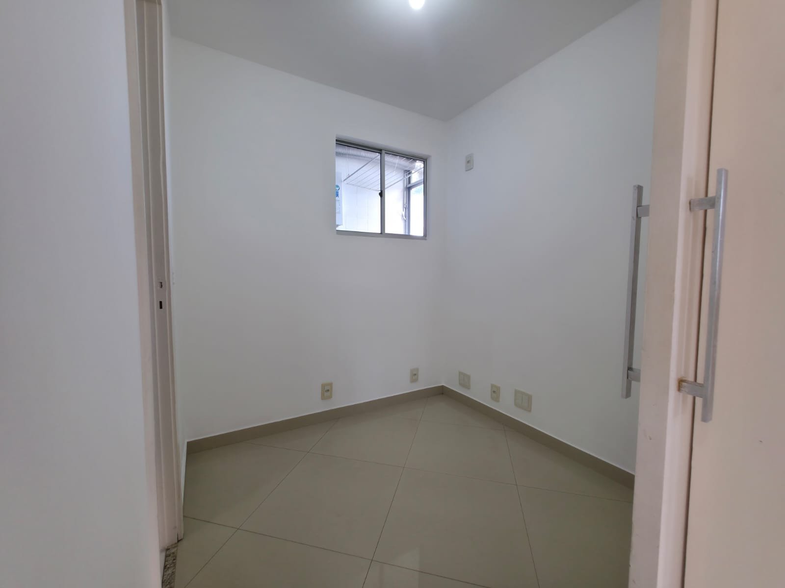 Dependência de serviço espaçosa e bem iluminada