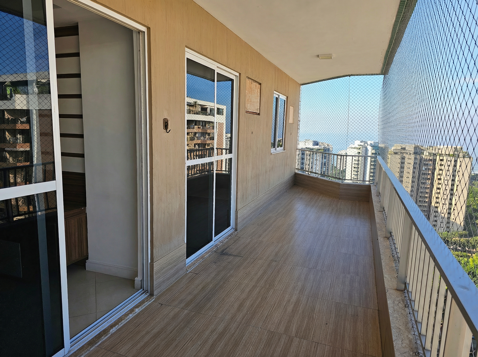 Varanda ampla com vista panorâmica para a cidade e o mar